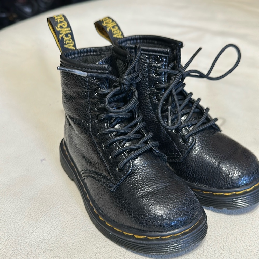 Unisex Black pebble leather, Doc Martens boy toddlers 8